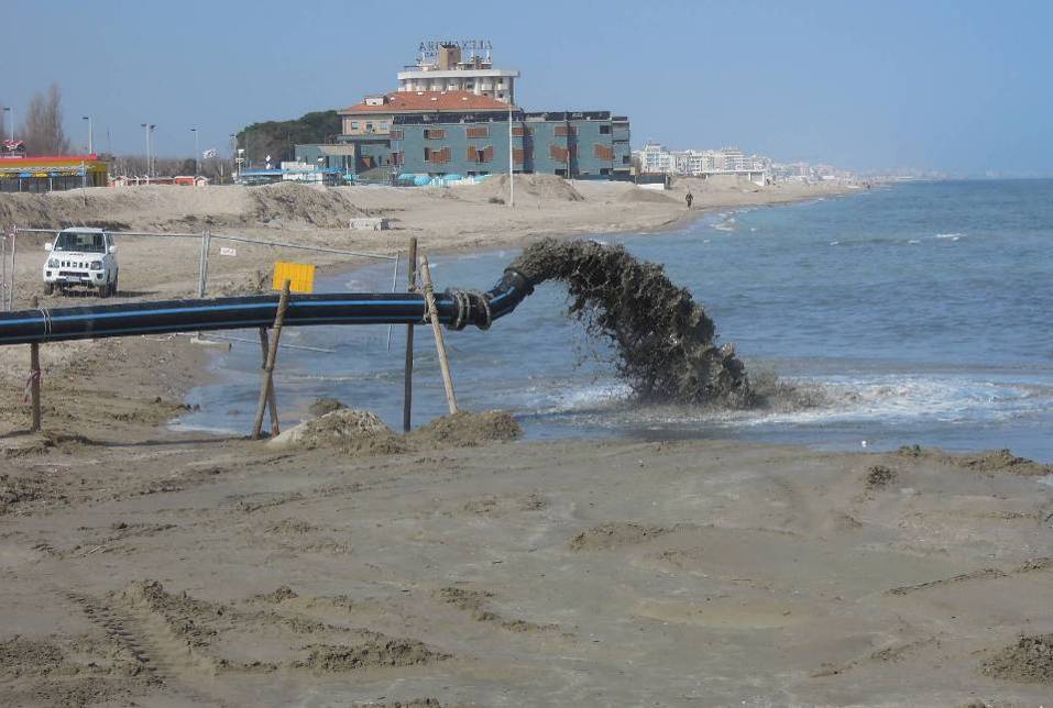 EMERSA E SOMMERSA Con sabbie provenienti da depositi (pulizia delle spiagge, scavi edili) Trasporto con autocarri, stesa e profilatura con ruspe Con sabbie provenienti da cave a terra Con sabbie