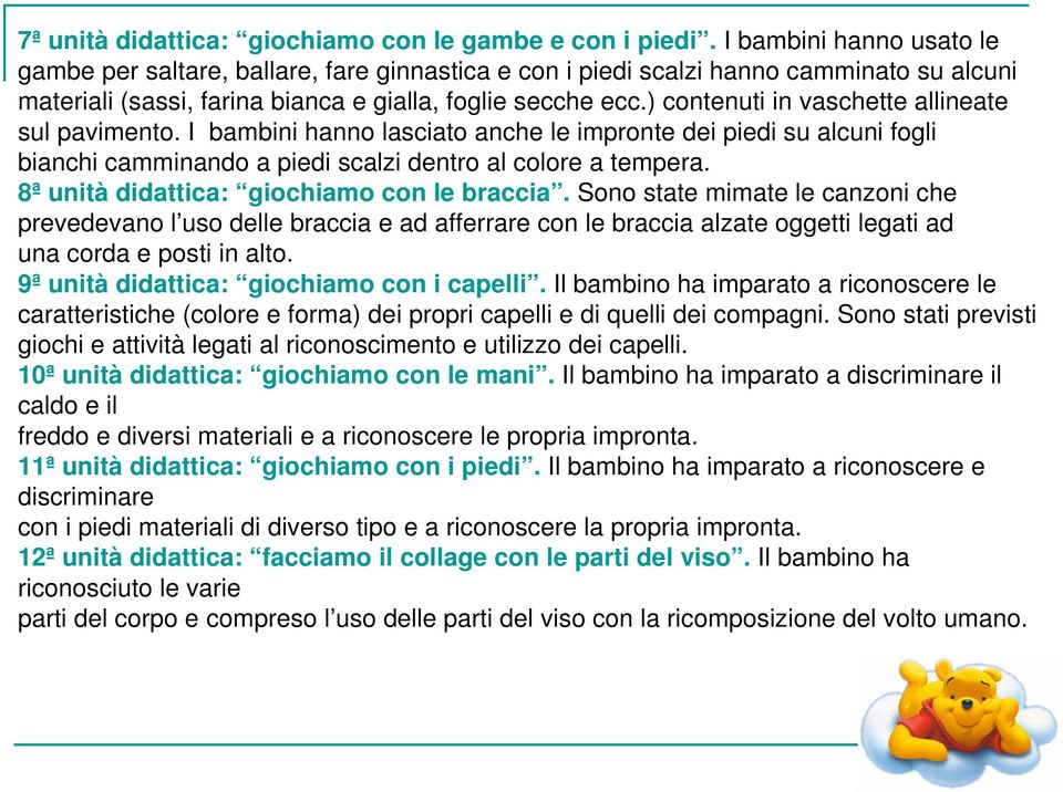 ) contenuti in vaschette allineate sul pavimento. I bambini hanno lasciato anche le impronte dei piedi su alcuni fogli bianchi camminando a piedi scalzi dentro al colore a tempera.