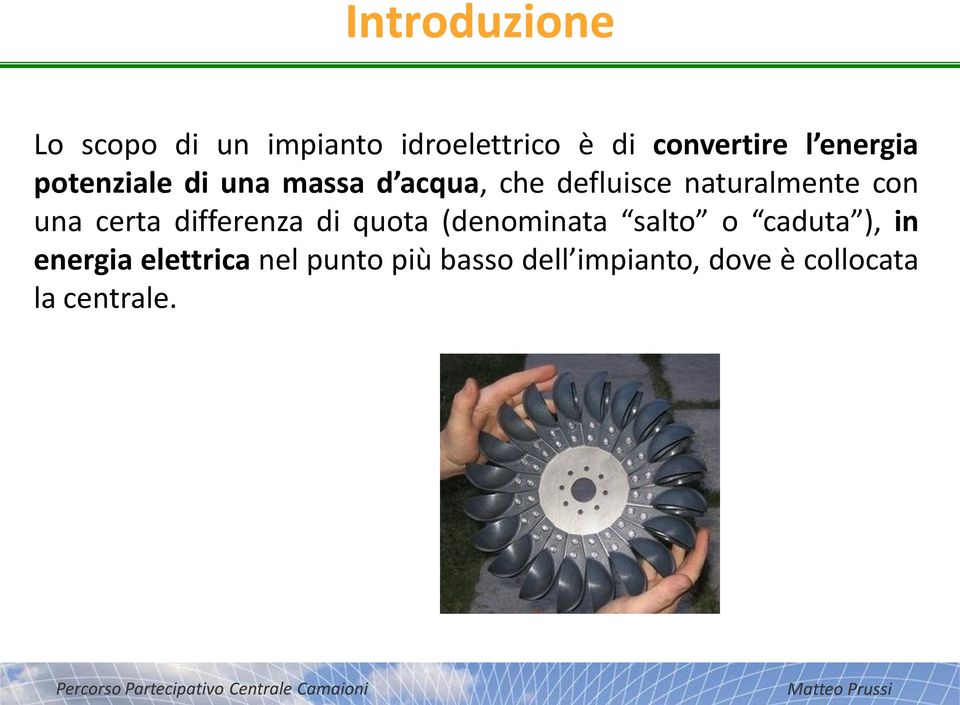 una certa differenza di quota (denominata salto o caduta ), in energia