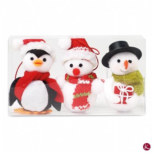 CX1411 Set decorazioni 3 soggetti Set decorazioni natalizie: 2 pupazzi di neve e 1 pinguino, in polyfoam. Confezione in pvc. Materiale: misti. Dimensioni: 14X7,5X4CM.