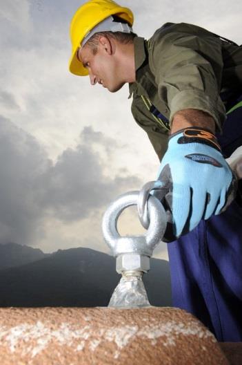 LAVORI IN QUOTA Chi accede e lavora in quota deve poterlo fare in completa sicurezza. «IO STASERA POSSO TORNARE A CASA!