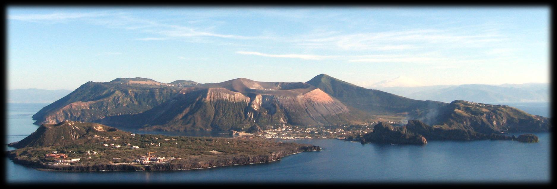 L'isola deve in effetti la sua esistenza alla fusione di alcuni vulcani di cui il più grande è il Vulcano della Fossa, più a nord c'è invece Vulcanello (123 m), collegato al resto dell'isola tramite