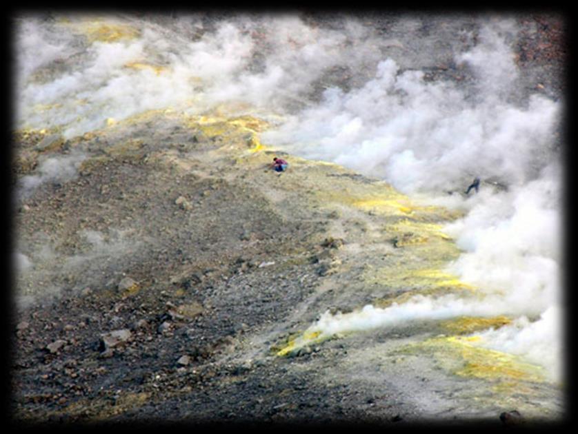 Sebbene l'ultima eruzione sia avvenuta nel 1888-1890, il vulcano non ha mai cessato di dare prova della propria vitalità ed ancora oggi si osservano differenti fenomeni: fumarole, getti di vapore sia