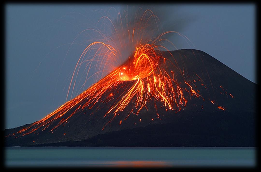 Il nome proviene dal greco antico dato alla montagna per le sue forme sinuose. E il più attivo dei vulcani europei, le sue eruzioni sono frequentissime. Gli stromboliani lo chiamano "Struògnoli".