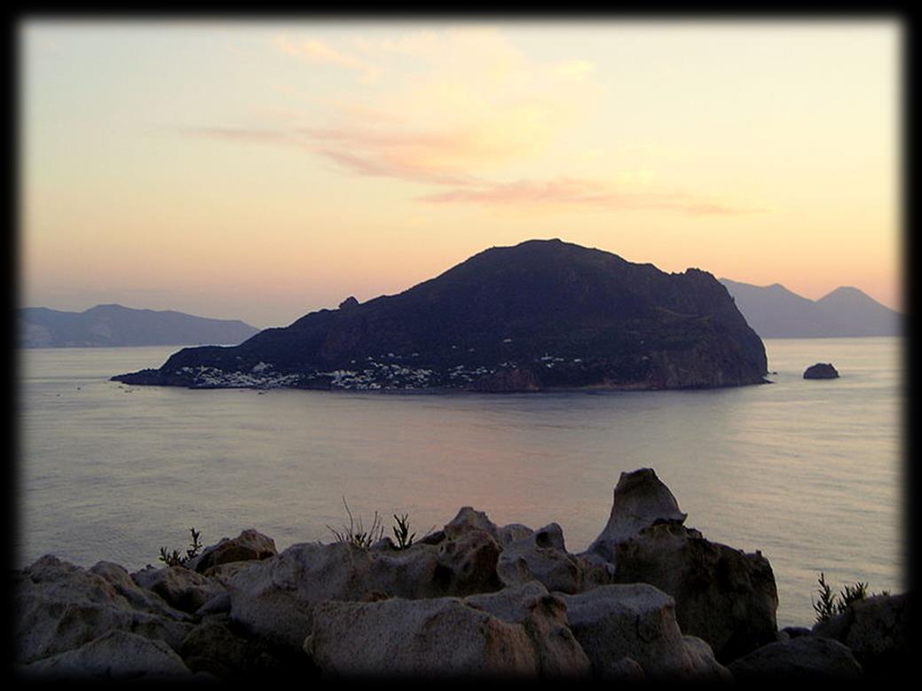 Amministrativamente appartiene a Lipari di cui costituisce una frazione di 241 abitanti, suddivisa nei centri di San Pietro (il principale approdo), Ditella e Drauto.