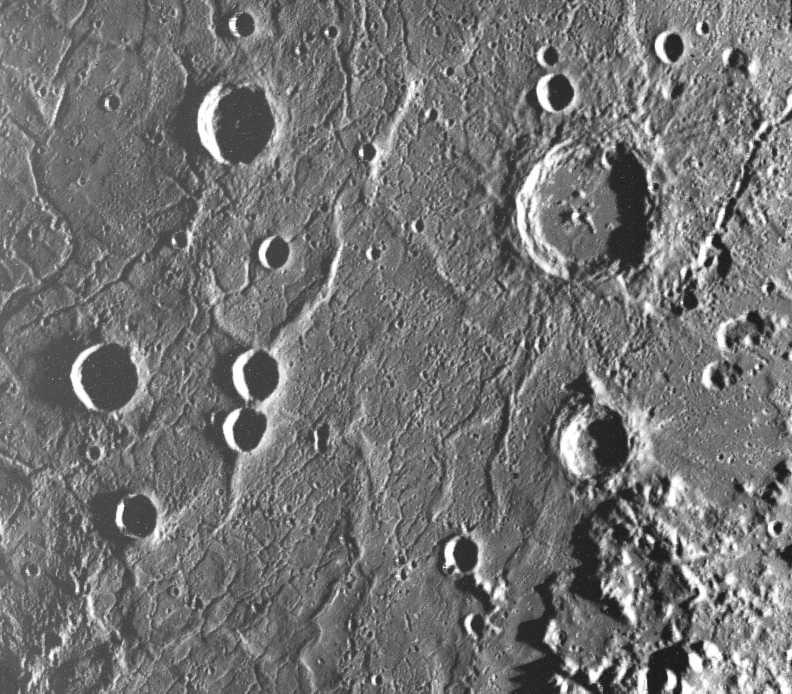 Oltre ai crateri, le strutture più importanti della superficie sono ampie zone pianeggianti,