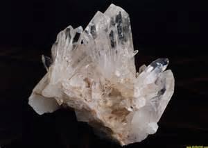 Il principale componente del vetro è la sabbia silicea (SiO2). La struttura del silicio è cristallina. Per formarsi il vetro, bisogna che la silice venga fusa e raffreddata.