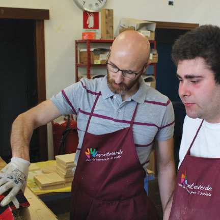 soci mettendo la persona al centro del proprio agire. Quest anno a Natale fai un regalo più buono.