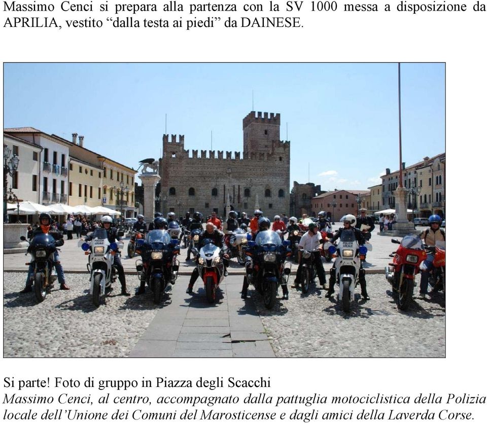Foto di gruppo in Piazza degli Scacchi Massimo Cenci, al centro, accompagnato dalla