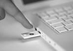 Per generare una Password OTP, inserire il Token in una porta USB, posizionare il cursore del mouse nella casella Password OTP e sfiorare il pulsante con il dito.