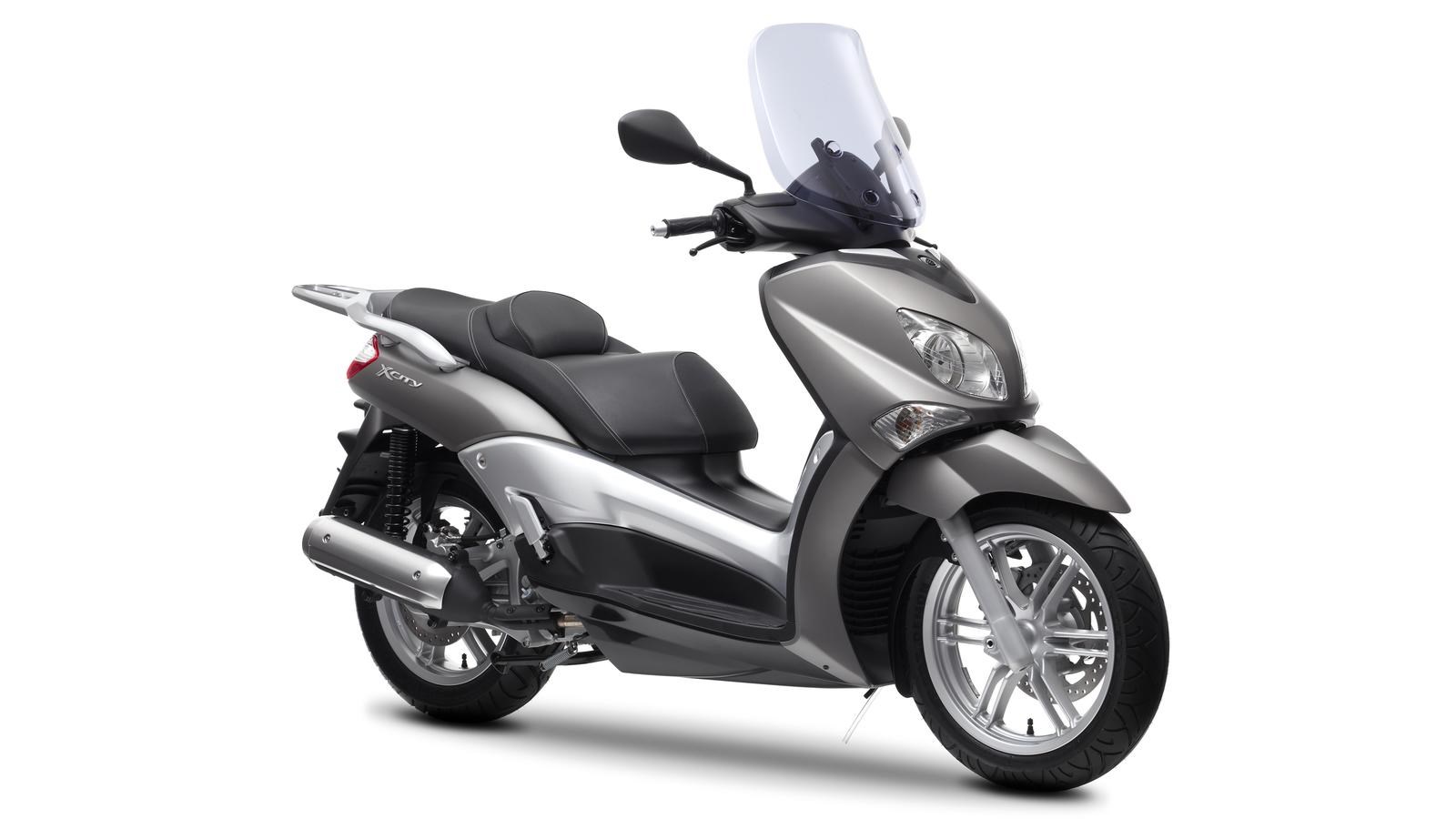 Un approccio dinamico agli spostamenti in città e dintorni Dimentica tutto quello che sai sugli scooter: il ruota alta X-City 250 cambia il tuo modo di vedere le cose. E c'è un perché.