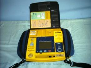 1 Defibrillatore semi-automatico Defibrillatore Portatile Semi automatico disegnato per l'uso senza precisione medica, alimentazione a batteria a lunga durata di minimo 200 scariche o 4 ore di