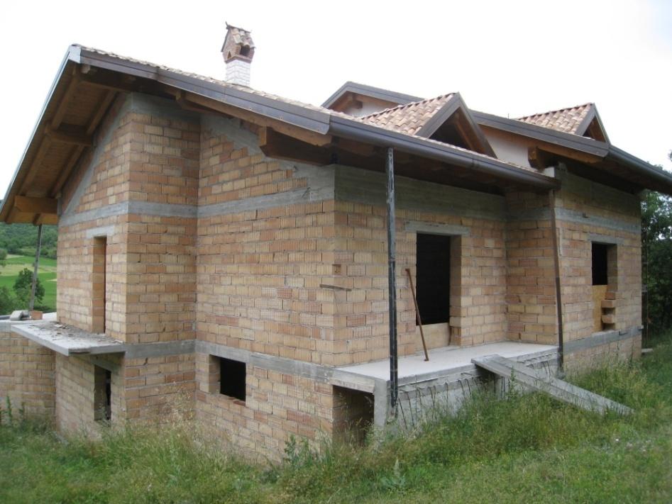 muratura portante in blocchi di laterizio con copertura in legno, in fase di