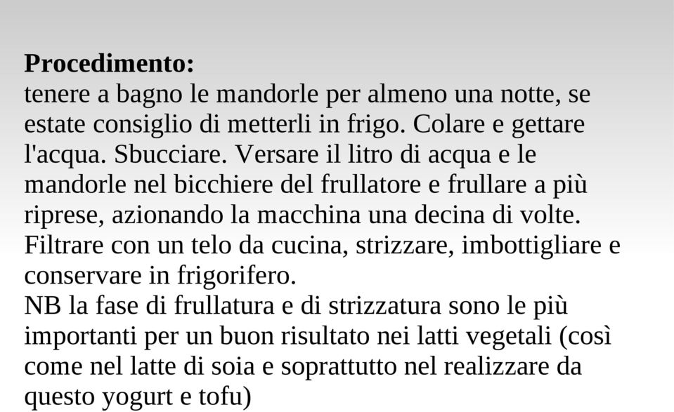 Versare il litro di acqua e le mandorle nel bicchiere del frullatore e frullare a più riprese, azionando la macchina una decina di volte.