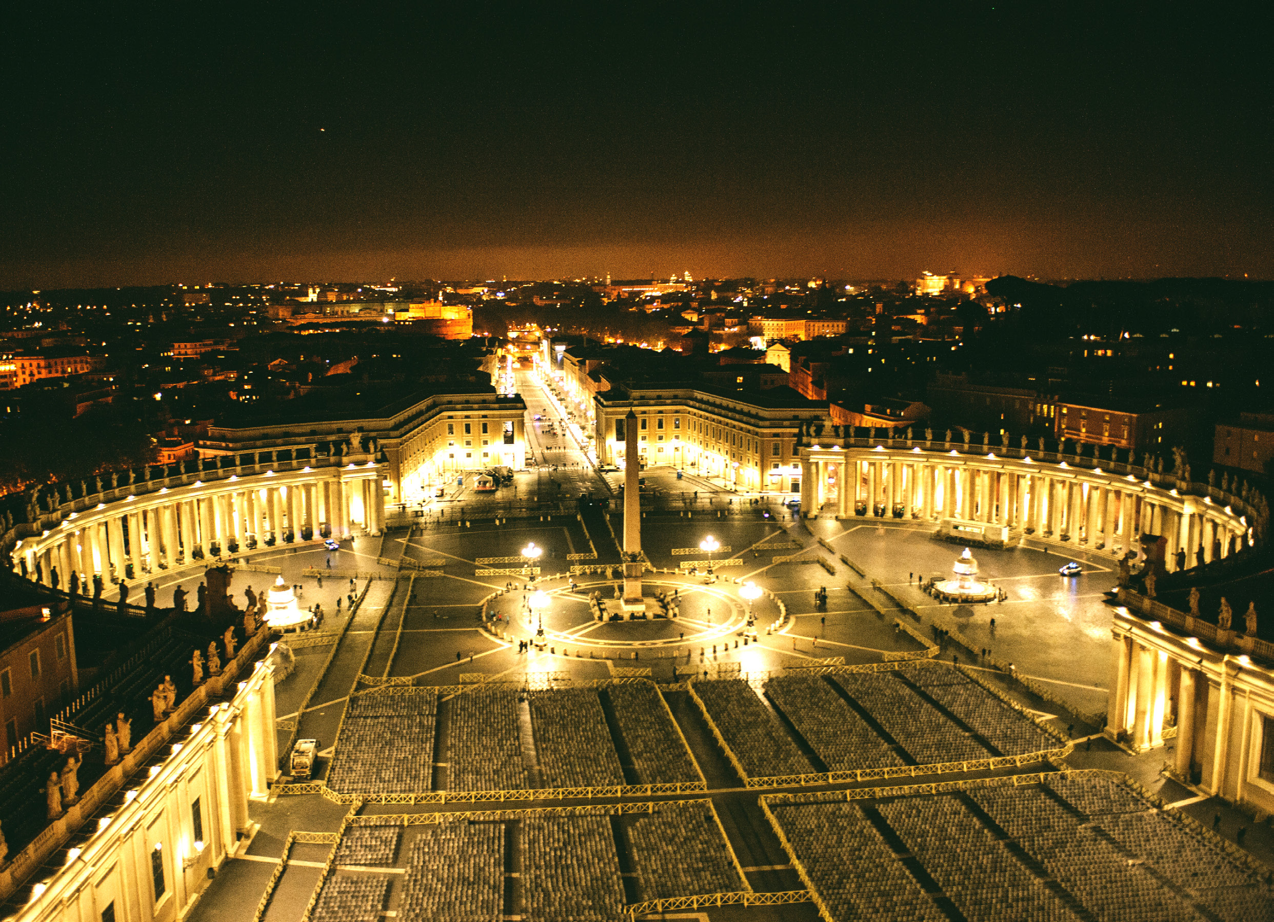 Cupola di San Pietro, la Pietà, la Cappella Sistina e i giardini immersi nel silenzio della notte.