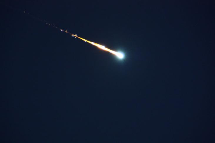 Meteore Si definisce meteora ogni corpo celeste che, provenendo dallo spazio, si incendia al contatto con l'atmosfera terrestre, consumandosi completamente prima di raggiungere il suolo.