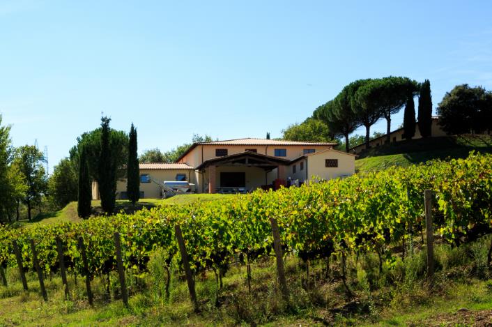 Vini dall anima toscana Wines of Tuscan soul Civitella in Val di Chiana, in provincia di Arezzo, è un paradiso tra le colline toscane, dove la tradizione vitivinicola italiana si esprime da sempre ai
