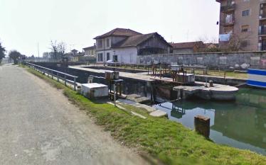 All inizio di Badile si attraversa il naviglio e si prende la nuova ciclabile sull altra riva.