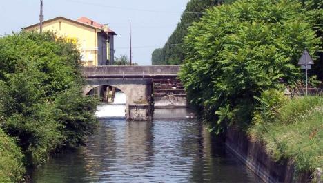 Casarile Zavanesco: superati la chiusa e il ponte restiamo sulla Strada Alzaia Naviglio Pavese protetta e senza traffico Sulla strada che porta alla Frazione Ronchetto (nel comune di Giussago)