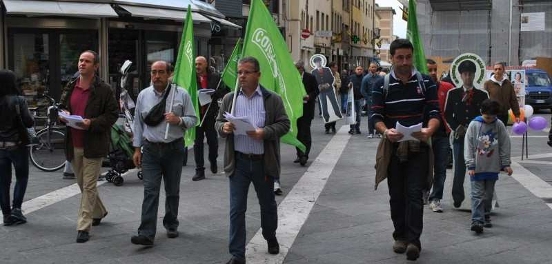 Rassegna stampa 14 ottobre 2012 Il sindacato di polizia attraversa la città in corteo: "Il personale ad Arezzo è ridotto all'osso". Manifestazione del Coisp dalla questura fino al mercato del Giotto.