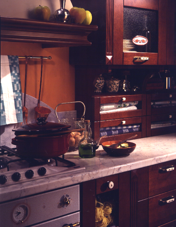 Il Mulino, una cucina che cambia fisionomia, dalla solarità dello stile country all eleganza quasi Biedermeier di queste immagini, dove