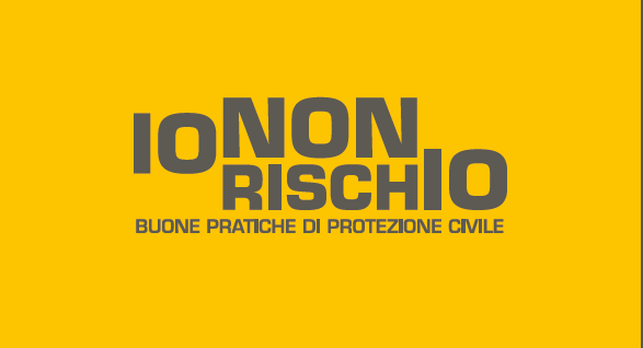 Scritte e titoli Stampe a colori possibilmente su adesivo Cartone da riciclo Forbici Pistola e colla a caldo Incollare il logo stampato grande su un pezzo di cartone di riciclo.