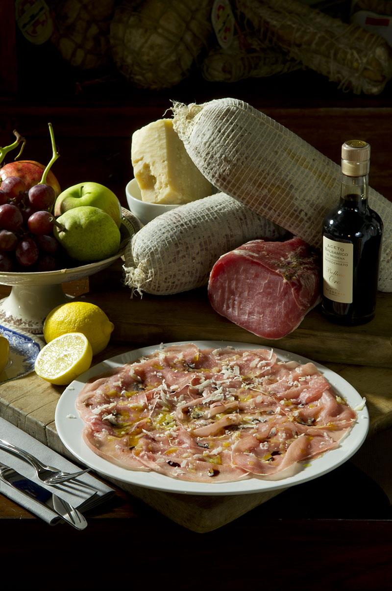 Lonzino Il lonzino è sempre stato uno dei primi salumi ad essere mangiati in campagna, in quanto necessita di soli 3 mesi per essere consumato.