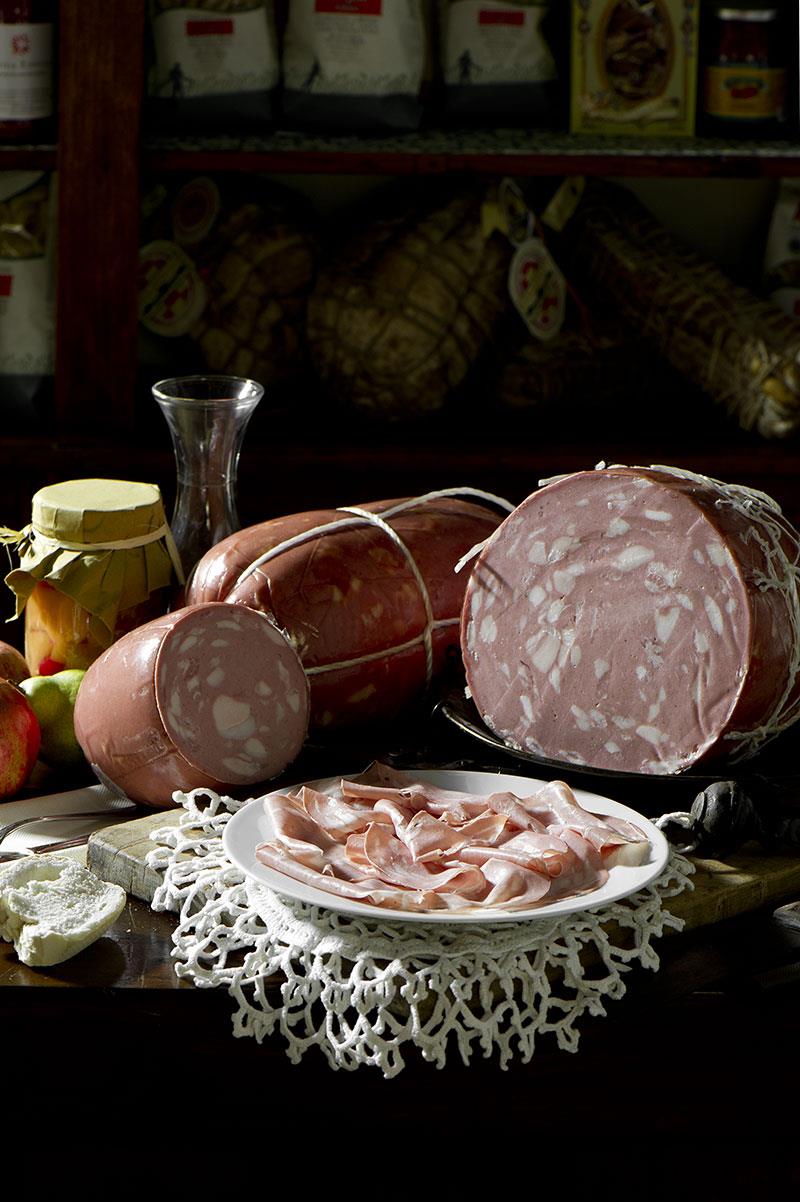 Mortadella di Bologna Pasquini Siamo orgogliosi di commercializzare la Mortadella classica di Bologna del nostro amico Pasquini, una persona che dall alto della sua esperienza ha deciso con Slow-