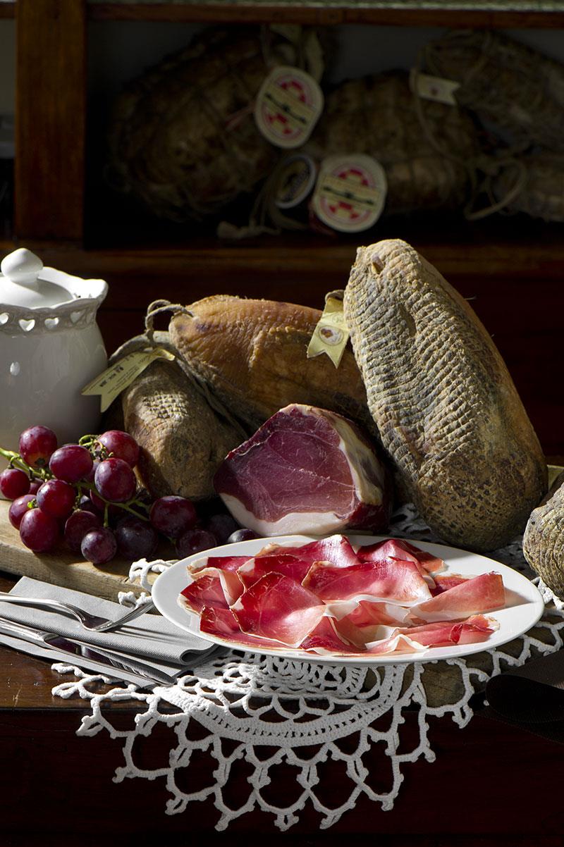 Fiocco di Prosciutto Crudo Il fiocchetto è parte della coscia del maiale, secondo taglio importante dopo averne ricavato il famoso e blasonato Culatello.