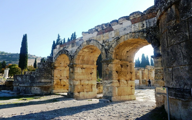 Cittadella di Uchisar, la Valle Pietrificata di Goreme con le sue chiese decorate con affreschi, la Valle di Avcilar e Ozkonak (o Saratli), una delle città sotterranee più famose del mondo.