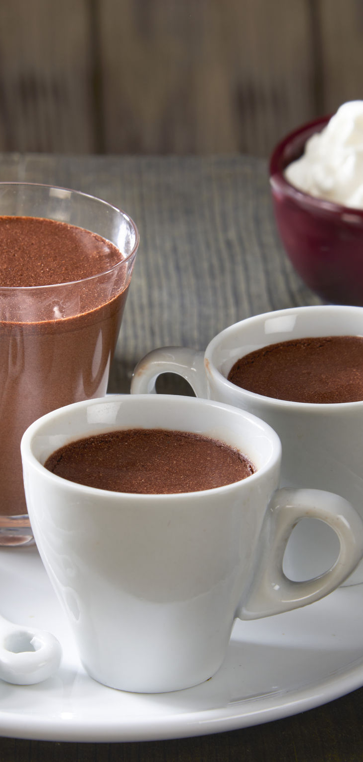 MOUSSE AL CAFFÈ (SENZA LATTOSIO) 10m 3h 20m 6 10 50 g di zucchero 200 g di cioccolato fondente (70% di cacao) 1 Mettere nel boccale lo zucchero e polverizzare: 10 sec./vel. 10. Riunire sul fondo con la spatola.