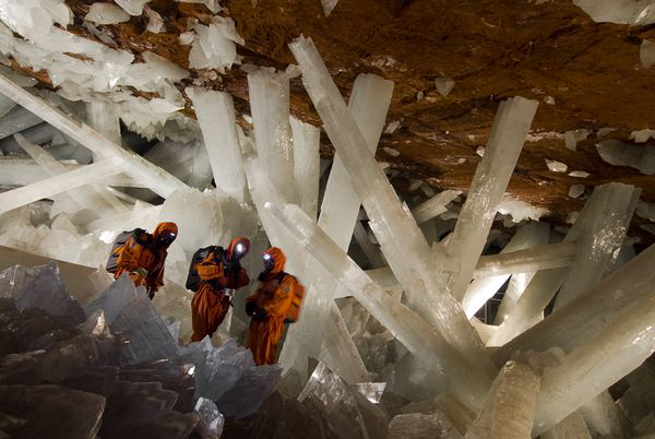 Cos'è un minerale (II) Grotta dei cristalli di gesso scoperta a 304 metri di profondità sotto Naica, in Messico I minerali, così come siamo abituati a vederli nei musei, sono capaci di colpire ognuno