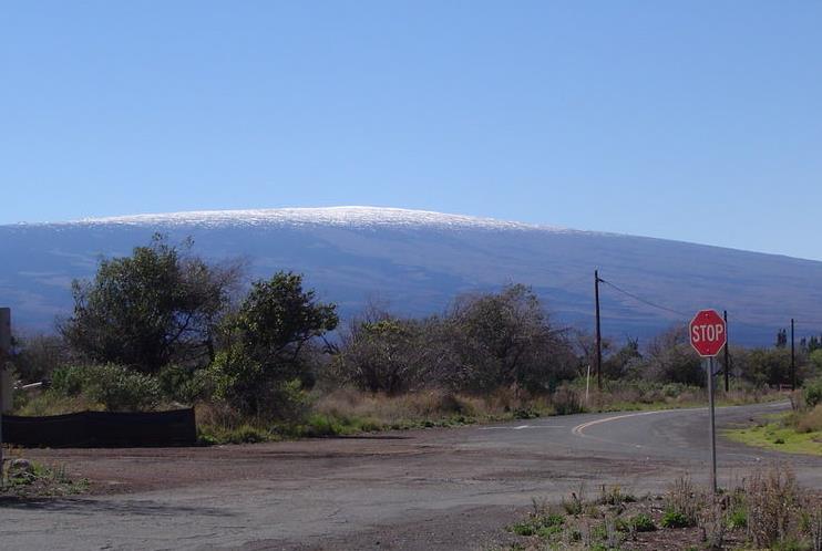 Edifici vulcanici Vulcano a scudo E' caratterizzato da una forma appiattita dovuta alla presenza di lave basaltiche molto calde e