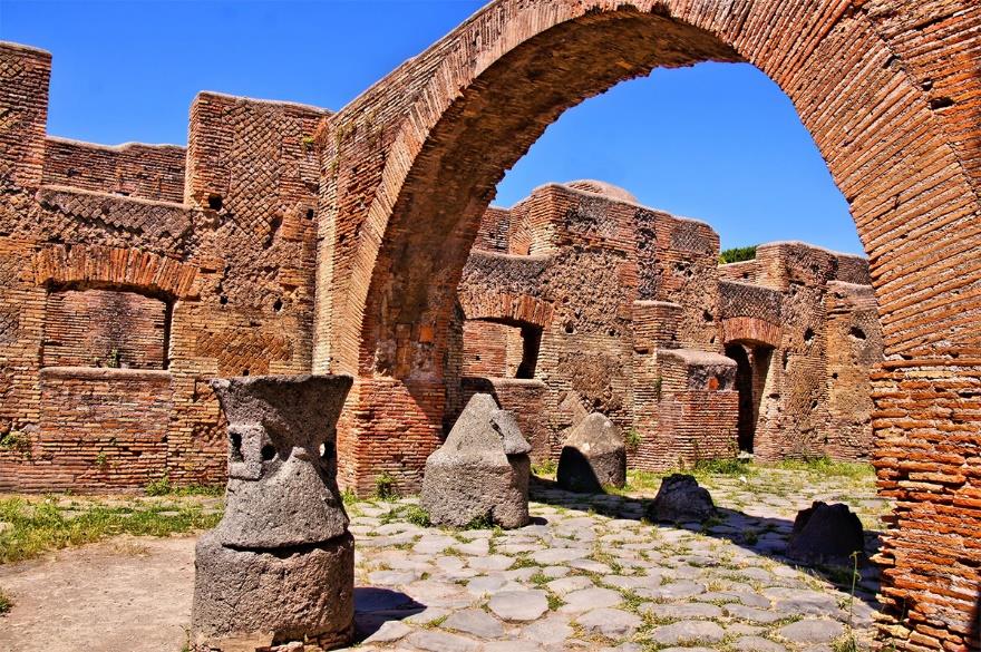 ARTE E CULTURA: Prossime visite guidate, in collaborazione con Coopculture: COLOSSEO DI NOTTE 24 giugno ore 20.15 posti limitati 1 luglio ore 21.00 posti limitati 8 luglio ore 20.