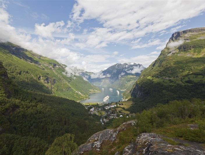 Giorno 3 Vinstra Geiranger - Skei Partenza verso Geiranger dove ci attende una mini crociera sul Geirangerfjord, patrimonio dell Unesco, che si caratterizza per le imponenti monta gne che si