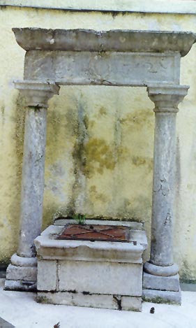 4 Fig. 11 tue lignee di: San Gianuario, San Gaetano e San Michele e (fig. 11) il giogo dei buoi, custodito in una grande teca.