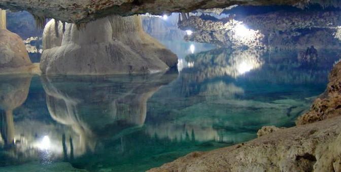 OCEANO di acqua salmastra direttamente sotto la crosta è