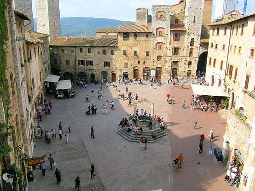 La città medioevale ha pertanto varie piazze, ciascuna a servizio di un edificio importante: la piazza