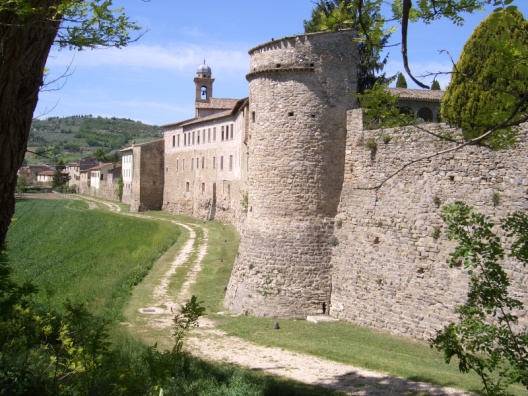 L UMBRIA E IL CASHMERE In pochi sanno che, da oltre mezzo secolo, l Umbria è diventata un importante punto di riferimento per la manifattura di maglieria in cashmere di prima qualità.