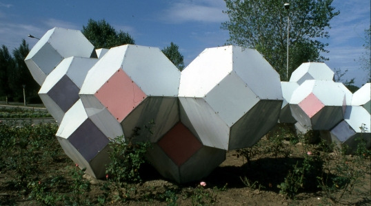 Insieme di poliedri adiacenti che riempiono tutto lo spazio, senza lasciare buchi.