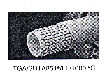 Il sensore di temperatura del campione (termocoppia R-type, platino/platino-rodio) e posizionato al di sotto del portacampione Misura il segnale SDTA (differenza tra temperatura del campione e valore