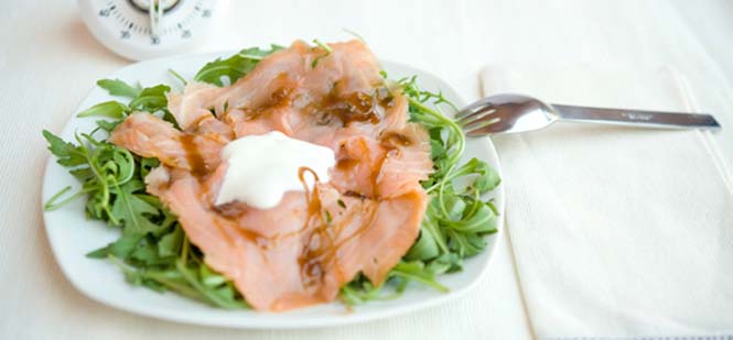 Antipasto di mare SALMONE VELOCE CON SALSA ALLO YOGURT 1 confezione salmone affumicato Zucchero bianco Yogurt cremoso Aceto balsamico 1 confezione rucola Sciroppate dello zucchero con acqua per circa