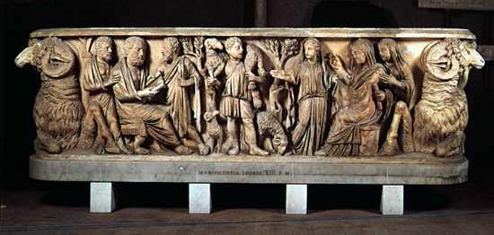 La scultura si esprime soprattutto nei rilievi sui sarcofagi con coperchio il stile romano a forma di tetto.