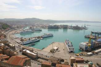 Introduzione Un porto è una struttura naturale o non naturale posta sul litorale marittimo o sulla riva di un lago o di un corso d'acqua, atta a consentire l'approdo, l'ormeggio e la protezione dalle