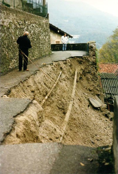 Problematiche di strade in aree montuose 2) Strade a mezzacosta - problemi connessi a stabilità versante predominanti 3) Strade di cresta - problemi di erosione e frane sui due versanti, data la