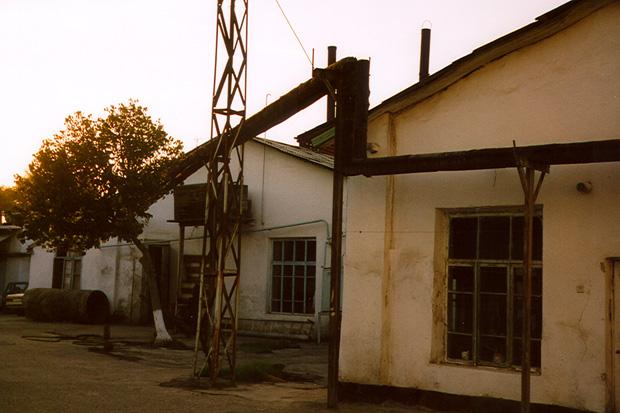 La bellezza della seta Leggenda uzbeka La tradizione uzbeka narra che tanti anni fa, a Margilan, nella valle di Fergana, quando ancora regnavano i Khan, viveva una uomo che, da anni, produceva la