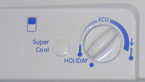FUNZIONE SUPER COOL: Permette all utente di raffreddare nel miglior modo possibile una grande quantità di alimenti inseriti nel vano frigo, modificando le soglie di attacco e stacco per il