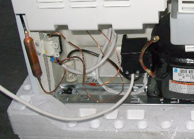 Prima di entrare nel condensatore, il fluido refrigerante passa attraverso il tubo caldo anticondensa.