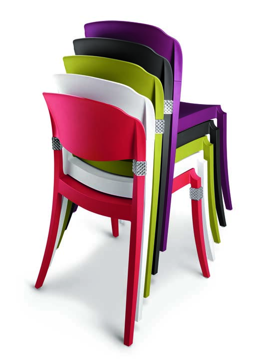 Per gli spazi ridotti o i grandi allestimenti la scelta cade sulle sedie impilabili che danno la possibilità di adattare il prodotto all evoluzione del loro uso.