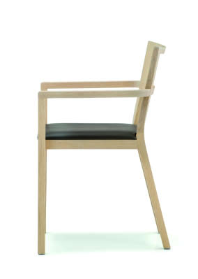 Feel Developed by Pedrali Lab Sedia Feel (Art. 450) disponibile in rovere sbiancato, tinto wengé o laccato bianco poro aperto. Feel chair (Art.